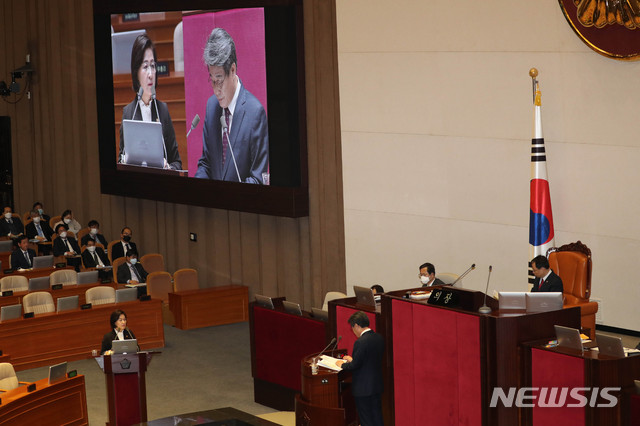 [서울=뉴시스] 장세영 기자 = 추미애 법무부 장관이 4일 서울 여의도 국회에서 열린 제376회국회(임시회) 제6차 본회의 '교육, 사회, 문회 분야 대정부질문'에 참석해 김광수 민생당 의원 질의에 답하고 있다. 2020.03.04. photothink@newsis.com