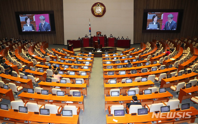 [서울=뉴시스] 장세영 기자 = 추미애 법무부 장관이 4일 서울 여의도 국회에서 열린 제376회국회(임시회) 제6차 본회의 '교육, 사회, 문회 분야 대정부질문'에 참석해 김광수 민생당 의원 질의에 답하고 있다. 2020.03.04. photothink@newsis.com