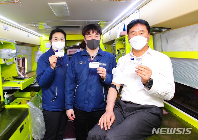 [서울=뉴시스] 현대중공업 한영석 사장(오른쪽 첫번째)이 5일 혈액수급 위기 해소를 위한 단체헌혈에 동참했다. (사진=회사 제공)