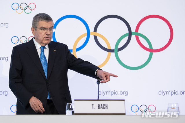 [로잔=AP/뉴시스]토마스 바흐 국제올림픽위원회(IOC) 위원장이 4일(현지시간) 스위스 로잔에서 열린 이사회를 마치고 기자회견하고 있다. 바흐 위원장은 7월 예정된 일본 도쿄올림픽 취소나 연기는 논의되지 않았다고 밝혔다. 2020.03.05.