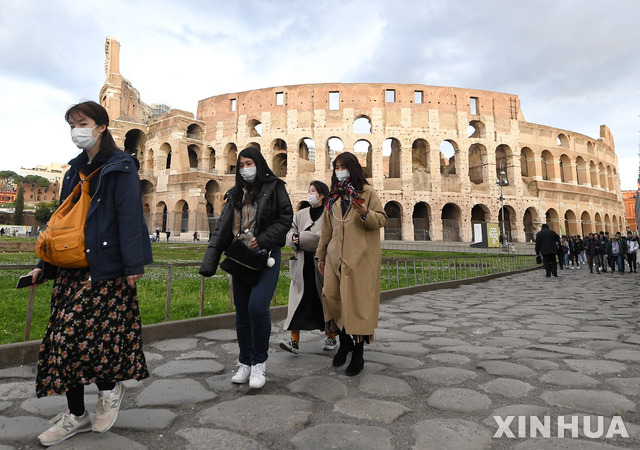 [로마=신화/뉴시스]4일(현지시간) 마스크를 쓴 관광객들이 이탈리아 로마의 원형경기장, 콜로세움을 둘러보고 있다. 이탈리아는 신종 코로나바이러스 감염증 확산 방지를 위해 5일부터 15일까지 열흘 동안 대학을 포함한 모든 학교를 임시 폐쇄한다고 밝혔다. 이는 아시아 외 국가에서 나온 가장 강도 높은 확산 방지 대책이다. 2020.03.05.