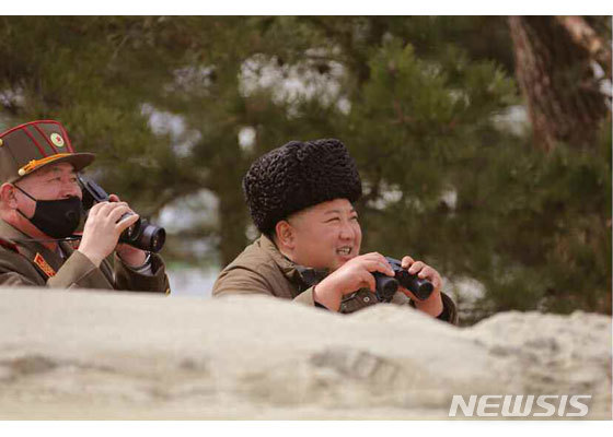 [서울=뉴시스] 김정은 북한 국무위원장이 9일 동해안에서 인민군 포병훈련을 참관했다. (출처=노동신문) 2020.03.10. 