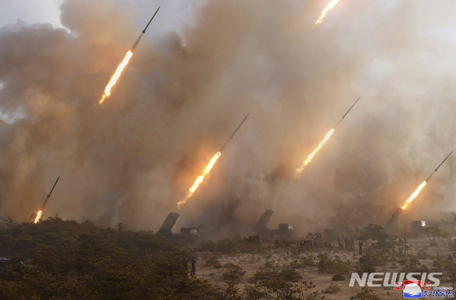  [평양=AP/뉴시스]북한이 제공한 사진에 9일 위치가 알려지지 않은 장소에서 북한 인민군 전선 장거리포병구분대들의 화력 타격 훈련을 하고 있다. 2020.03.10.  