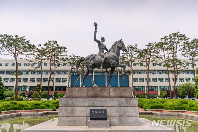 [수원=뉴시스] 아주대학교 상징물인 '선구자상' 2020.3.11 (사진=아주대학교 제공) photo@newsis.com