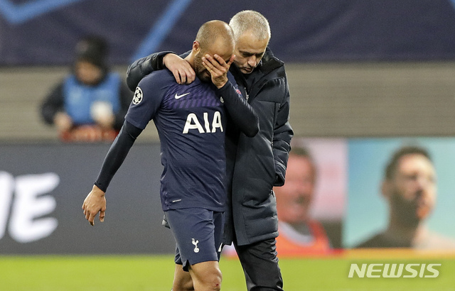 Tottenham&#039;s manager Jose Mourinho, right, comforts Tottenham&#039;s Lucas Moura after losing the Champions League round of 16, 2nd leg soccer match between RB Leipzig and Tottenham Hotspur in Leipzig, Germany, Tuesday, March 10, 2020. Leipzig defeated Tottenham with 3-0. (AP Photo/Michael Sohn)