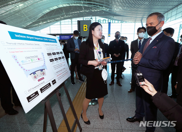 [인천공항=뉴시스]이윤청 기자 =해리 해리스 주한미국대사가 11일 오전 인천국제공항 제2터미널에서 미국노선 출국검역 강화 준비 상황에 대한 현장참관을 하고 있다. 2020.03.11.  radiohead@newsis.com 