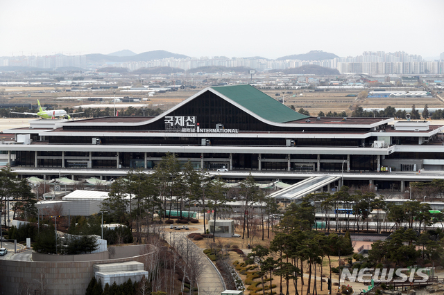 [서울=뉴시스]이윤청 기자 = 사진은 서울 강서구 김포공항 국제선 청사의 모습. 2021.10.26. radiohead@newsis.com