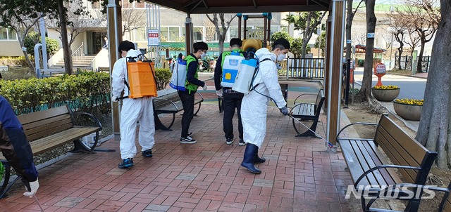 [밀양=뉴시스] 경남 밀양시는 가곡동 우리 동네 클린데이이라는 주제로 신종 코로나바이러스 감염증(코로나19) 예방을 위한 방역을 하고 있다.(사진=밀양시 제공) 2020.03.13. photo@newsis.com