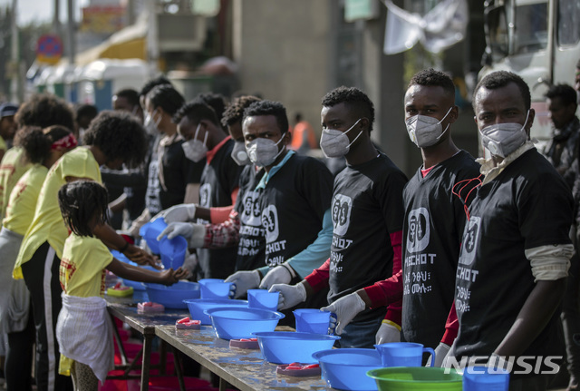 [아디스아바바=AP/뉴시스] 아프리카 국가 에티오피아의 수도 아디스아바바에서 15일(현지시간) 자원봉사자들이 시민들에 비누와 손 씻을 물을 나눠주기 위해 준비하고 있다. 아비 아머드 알리 에티오피아 총리는 성명을 발표하고 신종 코로나바이러스 감염증(코로나19)의 확산을 막기 위해 앞으로 2주일 간 모든 대규모 집회나 행사는 금지한다고 발표했다. 2020.3.17.