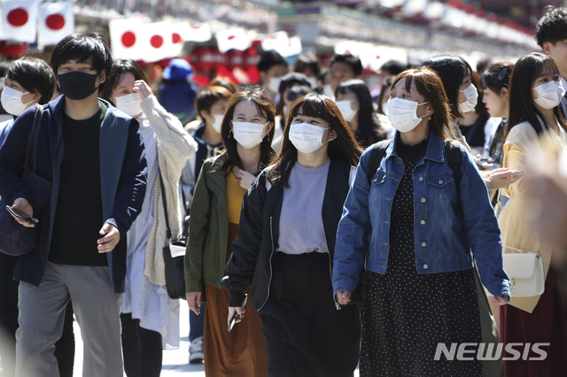 [도쿄=AP/뉴시스]지난 20일 일본 도쿄 아사쿠사의 거리를 시민들이 마스크를 쓴 채 걷고 있다. 