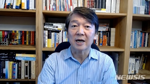  [서울=뉴시스] 안철수 국민의당 대표가 22일 유튜브 채널 '철수가(家)중계'에서 라이브 방송인 '안철수의 코로나-19 브리핑'에 출연했다. (자료 = 유튜브 캡처)