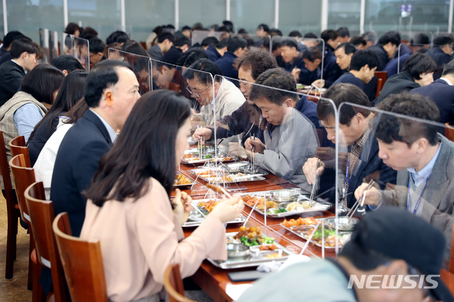 광주, 시청 구내식당 테이블에도 '투명 가림막'