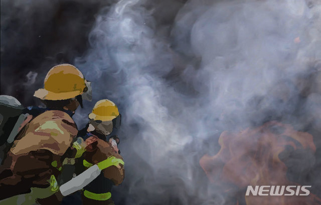부산 사하구 2층짜리 주택, 폭발 추정 불…1명 온몸 화상