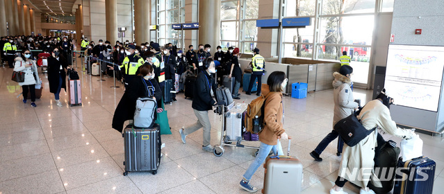 [인천공항=뉴시스] 전진환 기자 = 24일 인천국제공항 1터미널에서 독일 프랑크푸르트 발 비행기를 타고 입국한 승객들이 신종 코로나바이러스 감염증(코로나19) 진단검사를 위한 시설로 가는 버스를 타기 위해 이동하고 있다. 정부는 지난 22일 오전 0시부터 유럽에서 출발해 국내로 들어오는 모든 입국자를 대상으로 코로나19 진단 검사를 시행하고 있다. 2020.03.24.  amin2@newsis.com