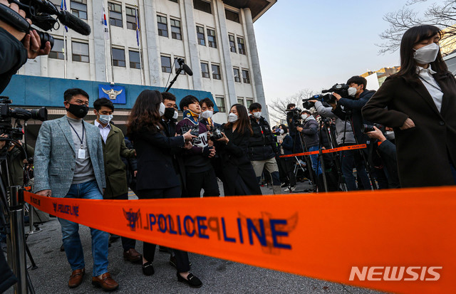 [서울=뉴시스]김선웅 기자 = 텔레그램에서 불법 성착취 영상을 제작, 판매한 '박사방 사건'의 주범 조주빈이 지난 25일 오전 서울 종로경찰서에서 검찰에 송치되기 위해 호송차량으로 향하고 있다. 2020.03.25. photo@newsis.com