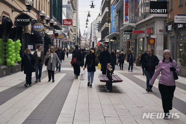 [스톡홀름=AP/뉴시스] 스웨덴 스톡홀름에서 25일(현지시간) 시민들이 평소처럼 상점가를 지나고 있다. 스웨덴은 다른 유럽국가들과 달리 코로나 19 대응으로 전면적 봉쇄를 취하지 않고 있다. 2020.03.30 