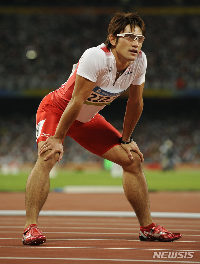 [베이징=AP/뉴시스]스포니치 등 일본 언론들은 1일 "최근 육상 강습회를 진행한 2008 베이징올림픽 육상 남자 400m 계주 은메달리스트 쓰카하라 나오키(35)가 코로나19 양성 판정을 받았다"고 보도했다. 쓰카하라의 2008 베이징올림픽 당시 모습. 