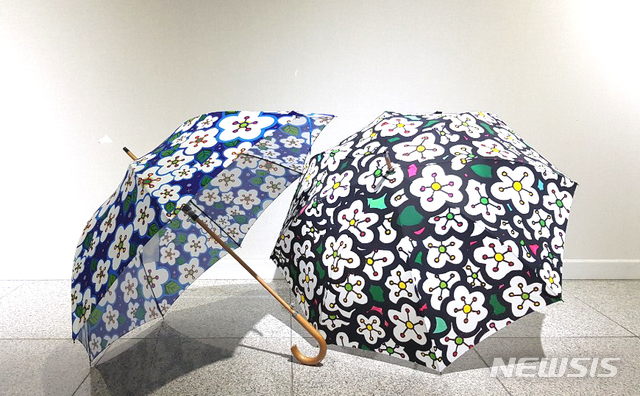 [나주=뉴시스= 팝 아티스트 김은진 작가가 '배의 고장' 나주의 정체성을 살려 디자인 한 '배꽃 디자인 우산' 공예품. (사진=나주천연염색재단 제공) 2020.04.02. photo@newsis.com