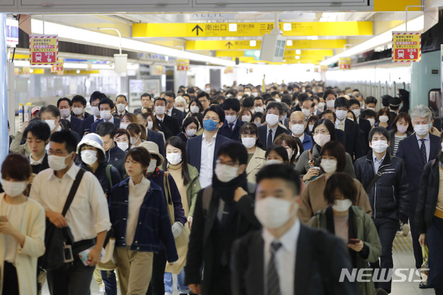 [후쿠오카=AP/뉴시스]8일 오전 일본 후쿠오카의 한 역에서 신종 코로나바이러스 감염증(코로나19) 확산 예방을 위해 마스크를 쓴 시민들이 출근하고 있다. 아베 신조 일본 총리는 7일 코로나19 확산을 막기 위해 도쿄 등 7개 지역에 긴급사태를 선포했다. 기간은 5월 6일까지 약 한 달간이다. 2020.04.08.