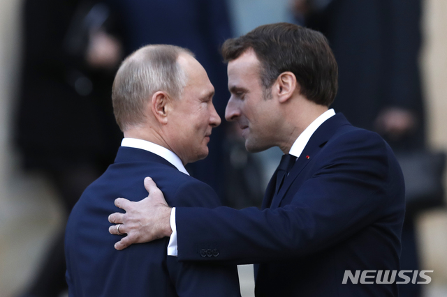 [파리=AP/뉴시스] 2019년 12월 파리를 방문한 푸틴(왼쪽) 대통령과 인사하는 마크롱 대통령의 모습. 2020.10.20.