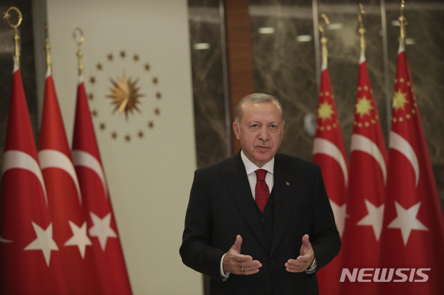 [이스탄불=AP/뉴시스]레제프 타이이프 에르도안 터키 대통령이 23일(현지시간) 이스탄불에서 열린 터키 독립기념일과 어린이날 기념행사에 참석해 연설하고 있다. 2020.04.24.