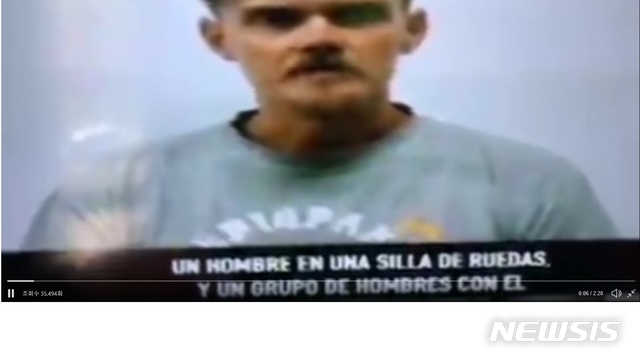 [서울=뉴시스] 베네수엘라 정부는 6일(현지시간) 니콜라스 마두로 대통령 암살 미수 혐의로 체포한 전직 미군 루크 덴먼(34)이 혐의를 자백하는 동영상을 공개했다. (사진 =max Blumenthal 트위터 갈무리) 