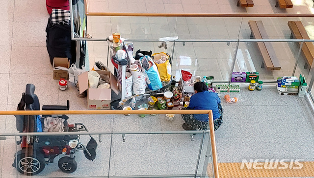 [인천공항=뉴시스]홍찬선 기자 = 지난 8일 인천공항 제2여객터미널 입국장 한켠에서 60대 노숙인이 자신의 짐을 이곳으로 옮겨 사용하고 있다. 2020.05.10.mania@newsis.com