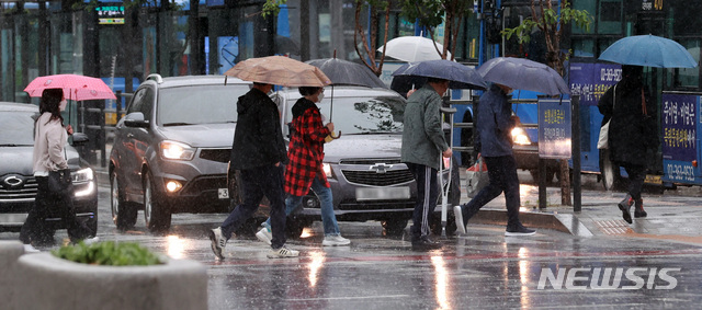 [서울=뉴시스] 이영환 기자 = 전국적으로 비가 내린 지난 9일 오전 서울 종로구 광화문네거리에서 시민들이 우산을 쓰고 이동하고 있다. 2020.05.09. 20hwan@newsis.com