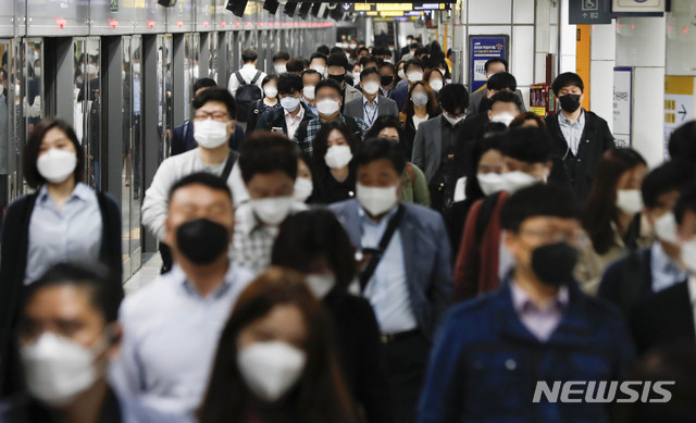 [서울=뉴시스] 박민석 기자 = 지난 5월 서울 한 지하철역에서 시민들이 이동하고 있다. <기사 내용과 직접적인 연관은 없습니다.> 2020.05.12. mspark@newsis.com