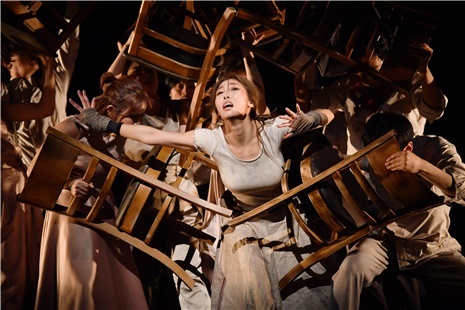 [서울=뉴시스] 연극 '의자 고치는 여인'. 2020.05.13. (사진= 한국문화예술위원회 제공) photo@newsis.com 
