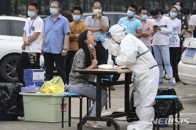 [우한=AP/뉴시스]중국 후베이성 우한시에 있는 한 공장에서 15일 노동자들이 신종 코로나바이러스 감염증(코로나19) 검사를 받고 있다. 2020.05.19. 
