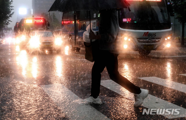 [서울=뉴시스]김병문 기자 = 비가 내리는 지난달 18일 오후 서울 중구 일대에서 한 시민이 우산을 쓰고 있다. 2020.05.18. dadazon@newsis.com