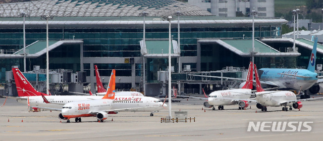 [인천공항=뉴시스] 고범준 기자 = 제주항공이 이스타항공 인수 작업을 진행중이며 최근 아시아나항공 출신의 항공 전문가 김이배 씨를 신규 영입한 가운데 19일 인천국제공항 주기장에 제주항공 여객기와 이스타 항공 여객기가 보이고 있다. 2020.05.19.  bjko@newsis.com