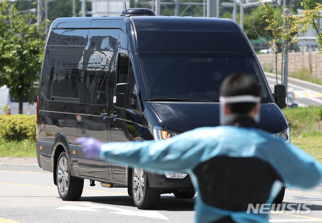 [서울=뉴시스] 조수정 기자 = 2박 3일간의 중국 출장을 마치고 19일 오후 김포공항을 통해 귀국한 이재용 삼성전자 부회장이 탄 차량이 경기도의 한 정부지정 임시생활시설에 도착하고 있다. 이 부회장 일행은 이곳에서 코로나19 진단검사를 받은 뒤 각자 배정된 방에서 결과가 나오기까지 대기한다. 사흘간의 출장 일정을 위해 코로나19 진단검사를 이번 검사 포함 총 3차례 받았다고 전했다. 2020.05.19. chocrystal@newsis.com