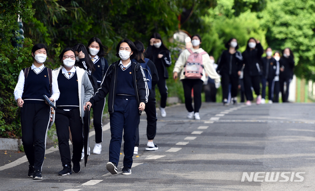 [광주=뉴시스] 류형근 기자 = 20일 오후 광주 남구 봉선동 동아여자고등학교 3학년 학생들이 5개월만에 이뤄진 등교 수업을 마치고 마스크를 착용한 채 하교 있다. 2020.05.20. hgryu77@newsis.com