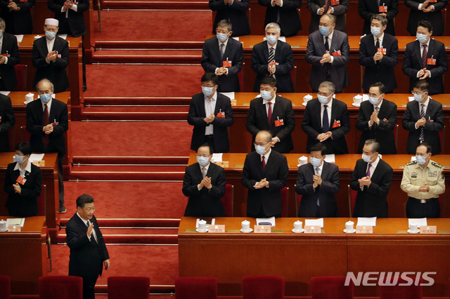 [베이징=AP/뉴시스] 21일 중국 베이징 인민대회당에서 정책자문 회의인 전국인민정치협상회의(정협) 개막식이 열리는 가운데 시진핑 국가주석이 입장하고 있다. 2020.05.21 