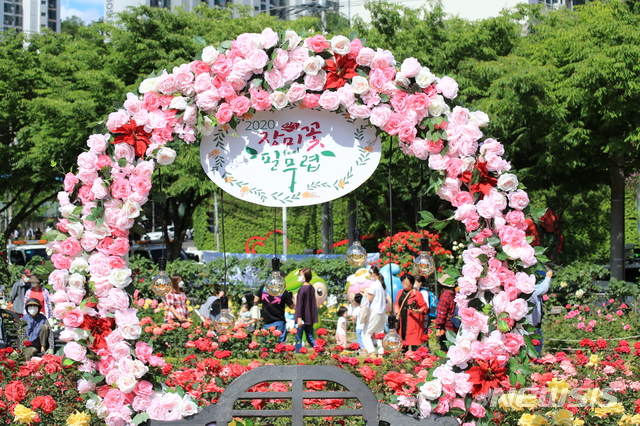 [대구=뉴시스]이지연 기자 = 22일 대구 달서구 이곡장미공원에는 축제 방문객들을 위해 '로즈 포토존'이 마련돼 있다. (사진=달서구 제공) 2020.05.22. photo@newsis.com