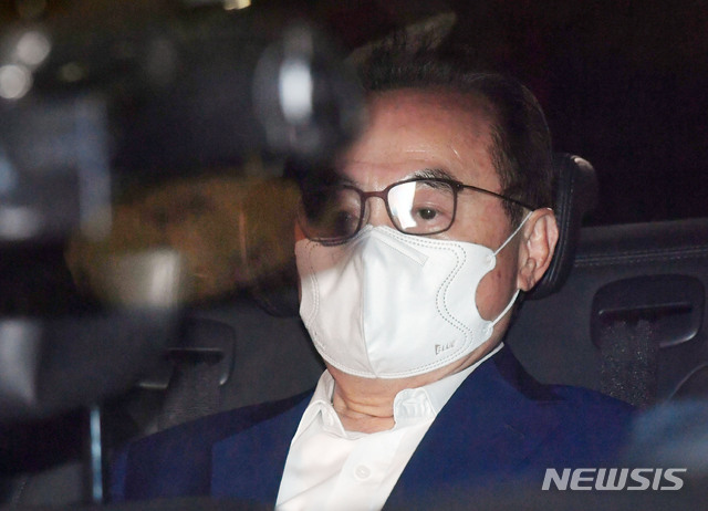 [부산=뉴시스] 하경민 기자 = 성추행 사실을 인정하면서 사퇴한 오거돈 전 부산시장이 22일 오후 부산경찰청에서 조사를 받은 이후 차량을 타고 이동하고 있다. 2020.05.22. yulnetphoto@newsis.com