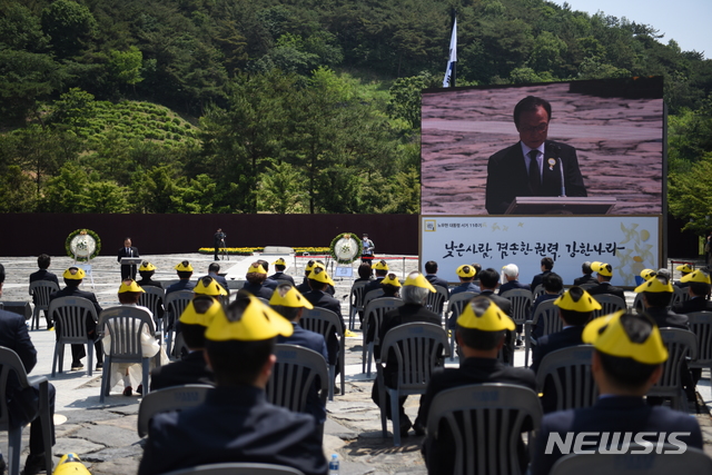 [서울=뉴시스] 경남 김해시 진영읍 봉하마을에서 열린 노무현 전 대통령 서거 11주기 추도식에서 이해찬 더불어민주당 대표가 추도사를 낭독하고 있다. 2020.5.23. (사진=노무현재단 제공)