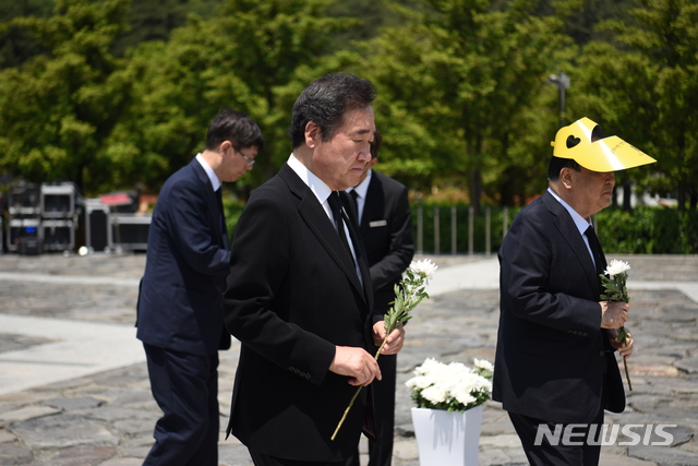 [서울=뉴시스] 경남 김해시 진영읍 봉하마을에서 열린 노무현 전 대통령 서거 11주기 추도식에 참석한 이낙연 더불어민주당 코로나19국난극복위원장. 2020.5.23. (사진=노무현재단 제공)