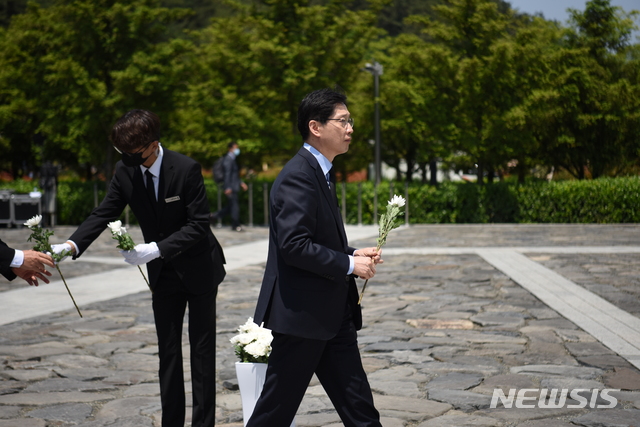 [서울=뉴시스] 경남 김해시 진영읍 봉하마을에서 열린 노무현 전 대통령 서거 11주기 추도식에 참석한 김경수 경남도지사. 2020.5.23. (사진=노무현재단 제공)