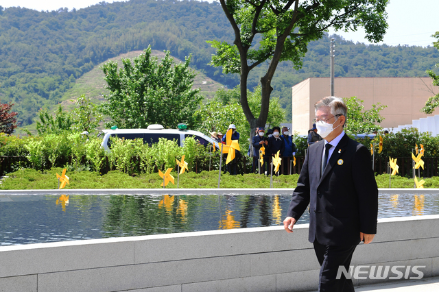 [김해=뉴시스] 차용현 기자 = 23일 오전 11시 경남 김해시 진영읍 본산리 봉하마을 대통령묘역에서 열린 노무현 전 대통령 서거 11주기 공식 추도식에 이재명 경기도지사가 입장하고 있다. 2020.05.23.  con@newsis.com