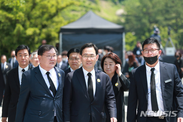 [김해=뉴시스] 차용현 기자 = 23일 오전 11시 경남 김해시 진영읍 본산리 봉하마을 대통령묘역에서 열린 노무현 전 대통령 서거 11주기 공식 추도식에서 참석한 주호영 미래통합당 원내대표 등이 행사를 마치고 추도식장을 나서고 있다.. 2020.05.23.(사진 공동취재단 제공)  photo@newsis.com