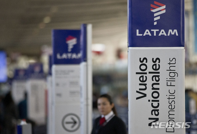 [산티아고=AP/뉴시스] 2016년 7월25일(현지시간) 칠레 산티아고 공항에서 남미 최대 항공사 라탐 로고가 보이고 있다. 이 항공사는 26일 신종 코로나바이러스 감염증(코로나19) 타격으로 파산보호를 신청했다고 밝혔다. 2020.05.26.