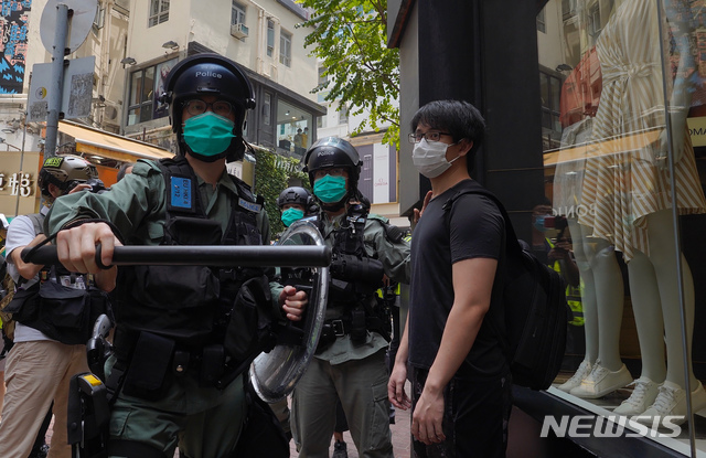 [홍콩=AP/뉴시스] 27일 홍콩 센트럴 지역에서 전신무장한 경찰관들이 시위대와 대치하고 있다. 2020.05.27 