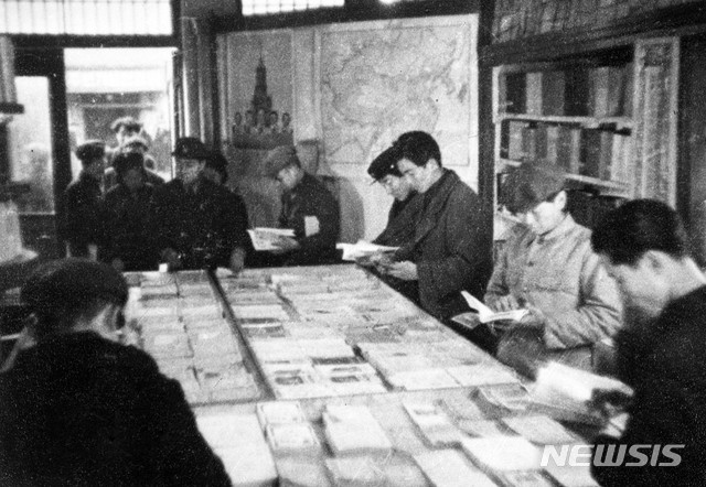 [서울=뉴시스] 1948년 평양의 한 서점에서 시민들이 책을 고르고 있다. (사진=미디어한국학 제공) 2020.05.31. photo@newsis.com