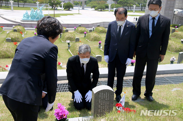 [광주=뉴시스] 신대희 기자 = 노태우 전 대통령의 장남 노재헌 씨가 29일 광주 북구 운정동 5·18 국립민주묘지를 찾아 오월 영령에 참배하고 있다. (사진 = 국립 5·18민주묘지관리소 제공) 2020.05.29. photo@newsis.com