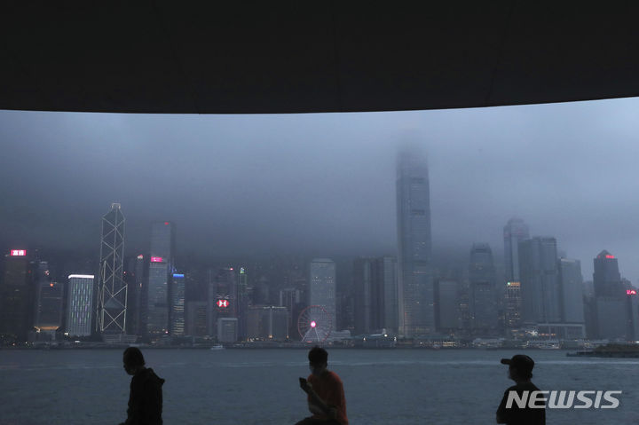 [홍콩=AP/뉴시스]홍콩 당국이 올해 1분기 홍콩에 총 150개 신규 기업이 등록돼 2025년까지 더 많은 기업을 유치하겠다는 목표 달성을 낙관적으로 전망했다. 사진은 2020년 5월 홍콩 빅토리아 항구 해안가 모습. 2024.04.20.
