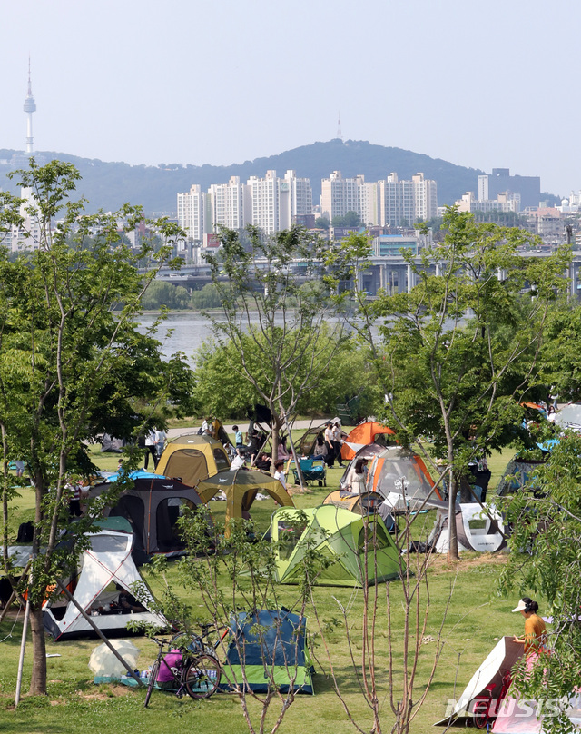 [서울=뉴시스] 전진환 기자 = 올들어 가장 더운 날씨를 보인 지난 30일 오후 서울 서초구 반포 한강공원을 찾은 시민들이 그늘막 텐트를 치고 더위를 피하고 있다. 2020.05.30.  amin2@newsis.com