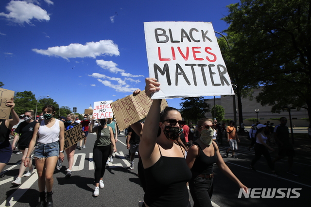 [워싱턴=AP/뉴시스]30일(현지시간) 미 워싱턴DC 백악관 인근에서 조지 플로이드의 사망에 항의하는 시위가 열려 시위대가 "흑인의 목숨도 소중하다"라는 손팻말을 들고 행진하고 있다. 2020.05.31. 